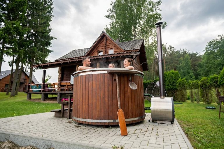 Kubilas su svečiais prie pirties namelio